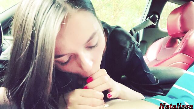 Дрочка и отменный минет от красотки прямо в машине