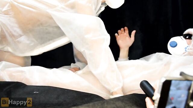 Прикольная парочка боится COVID-19 и ебется в хим костюмах