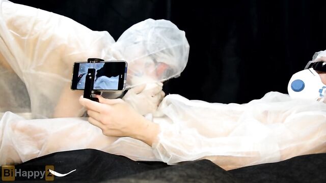 Прикольная парочка боится COVID-19 и ебется в хим костюмах