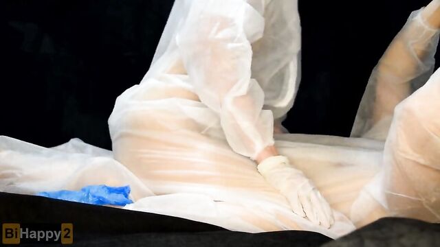 Прикольная парочка боится COVID-19 и ебется в хим костюмах