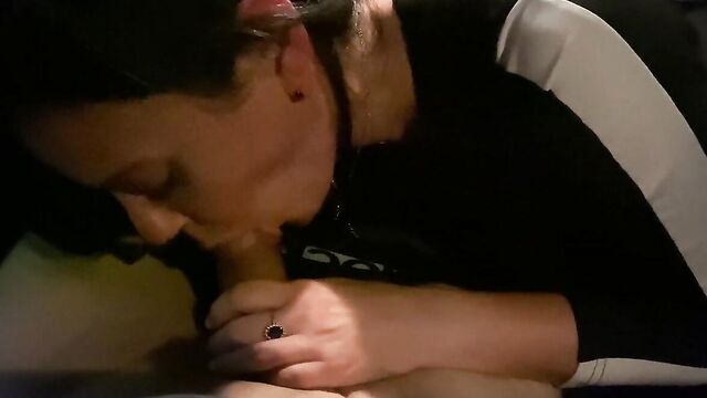 Любовница делает горловой минет в машине