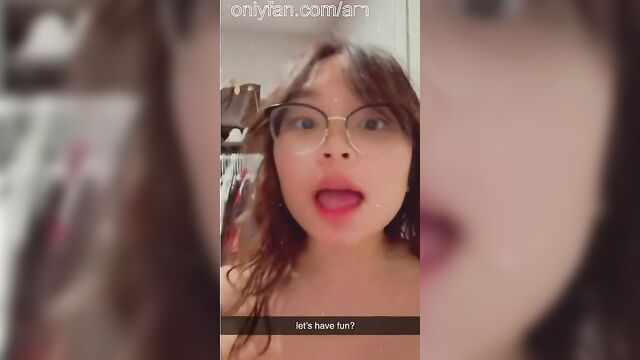 Пухлая азиатка в очках дрочит резиновым хуем