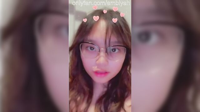 Пухлая азиатка в очках дрочит резиновым хуем