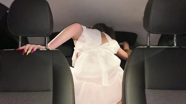 Подобрал тёлку на дороге и трахнул в авто