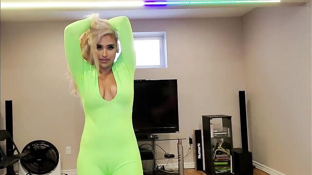 Мамочка разделась под музыку и ощупала пушистую киску