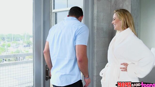 Зрелая милфа трахается с дочкой ее накаченным бойфрендом в ЖМЖ