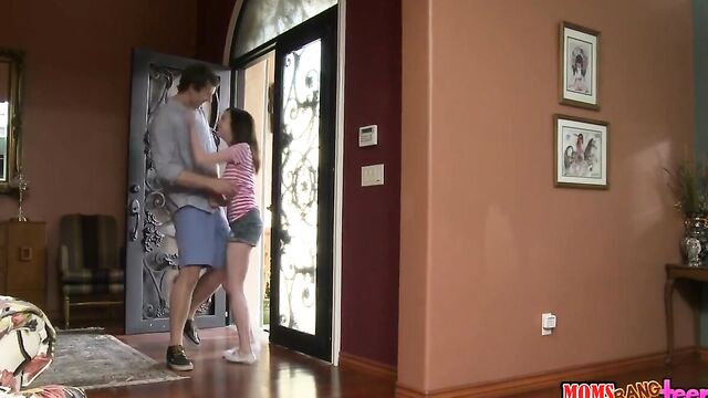 Парень успел поиметь девушки и зрелую мамашу на диване