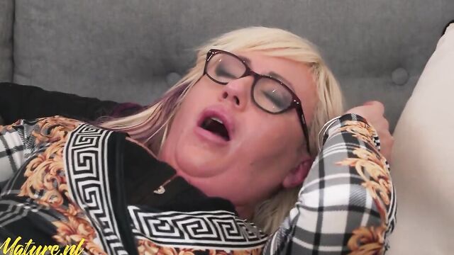 Накачал жопу зрелой итальянки спермой после анального проникновения