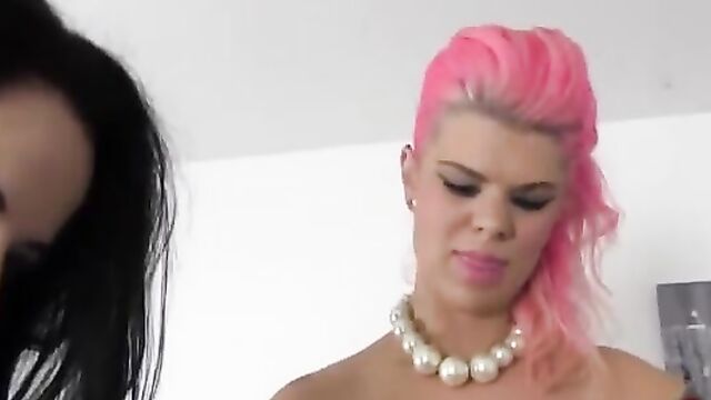 Доминантки поимели покорного мужика в анал страпоном