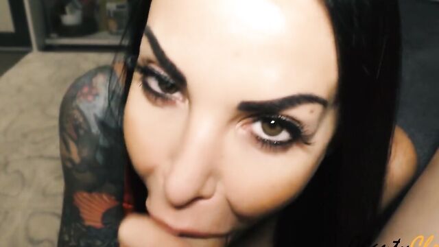 Шикарная итальянка делает глубокий минет парню