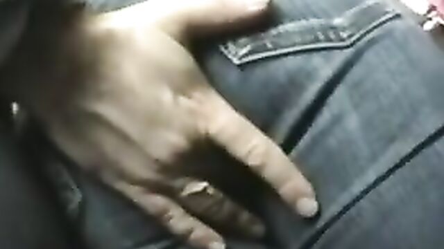 Извращенный чувак щупает молодую телку за попку в автобусе