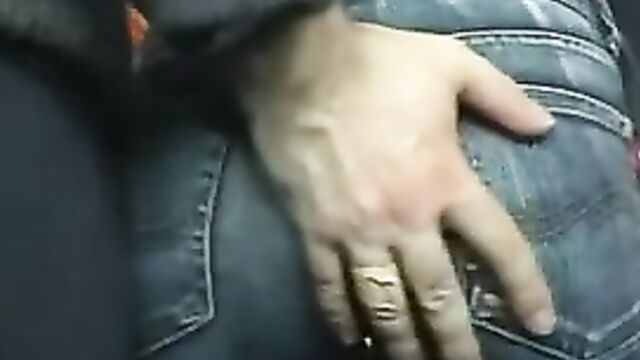 Извращенный чувак щупает молодую телку за попку в автобусе