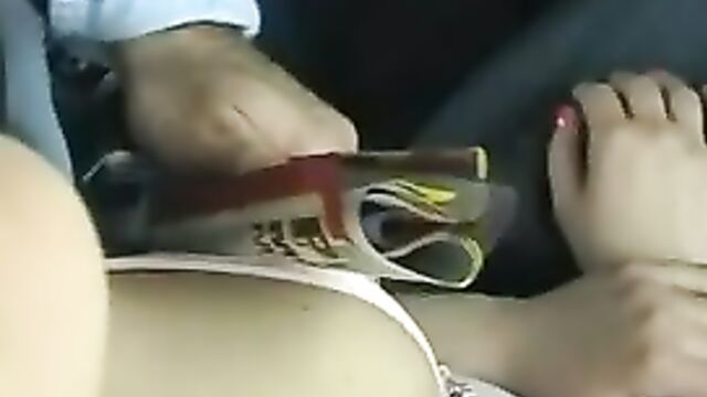 Извращенный чувак щупает молодую телку за попку в автобусе