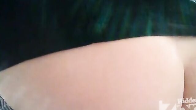 Баба с узкой писькой эротично писает в сортире