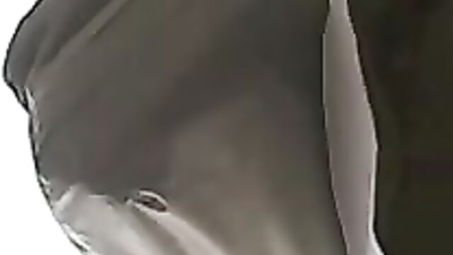 Мужик засовывает камеру под короткие юбки