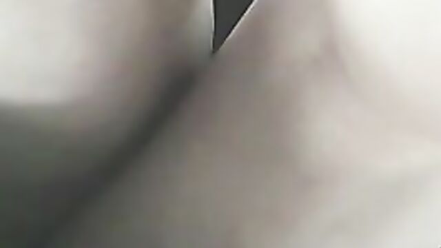 Мужик засовывает камеру под короткие юбки