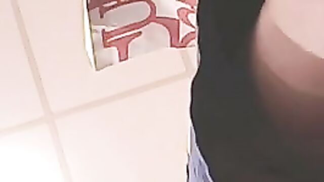 Мужик засовывает камеру под короткие юбки