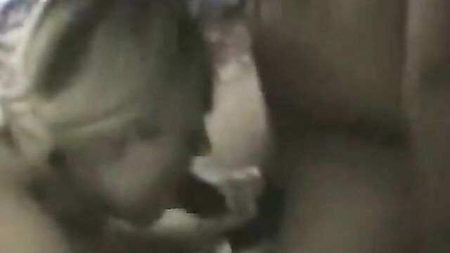 Зрелая жена изменяет мужу с негром и глотает сперму