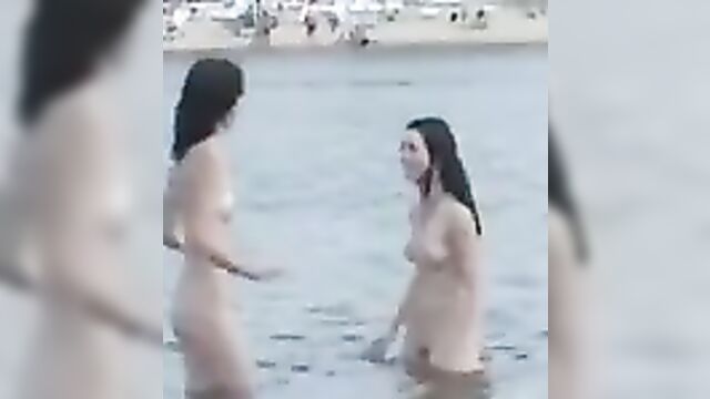 Эротичные девушки гуляют голышом по пляжу