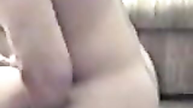 Грубо выебал в попку жирную любовницу на полу