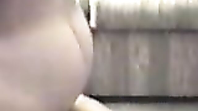 Грубо выебал в попку жирную любовницу на полу