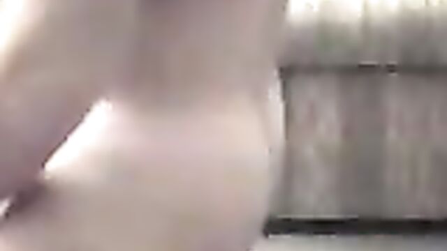 Грубо выебал в попку жирную любовницу на полу