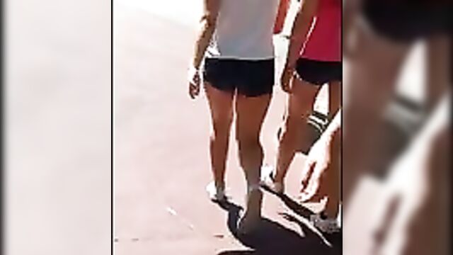 Соблазнительная девушка в коротких шортах возбудила незнакомца