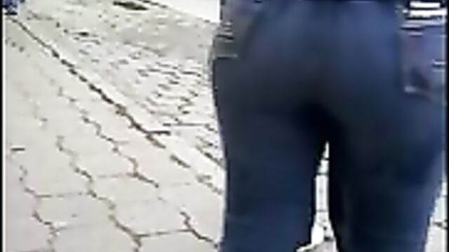 Незнакомка в обтягивающих штанах возбуждает прохожих попкой