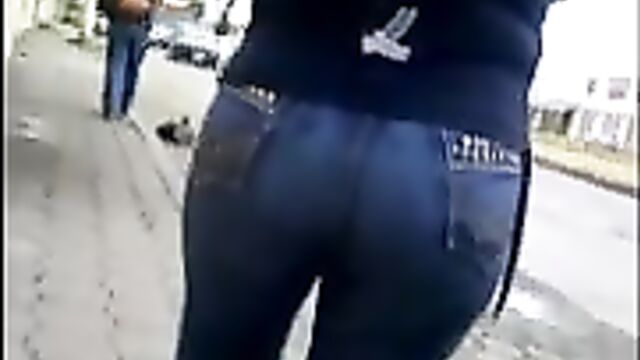 Незнакомка в обтягивающих штанах возбуждает прохожих попкой
