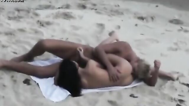 Неверная телка с длинными ногами ебется на пляже с незнакомцем