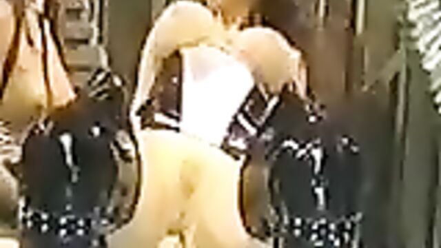 Классная групповая ретро ебля с двумя грудастыми шлюхами