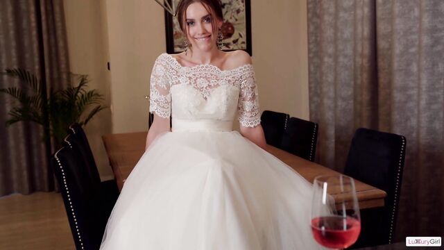 Подобрал на дороге сбежавшую со свадьбы невесту и повёз домой ебать