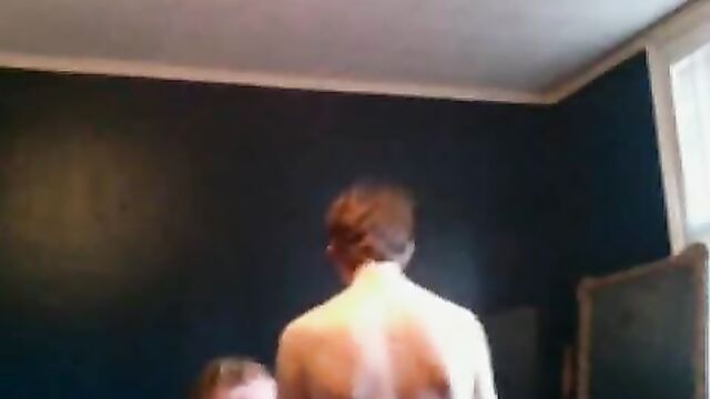 Голые бляди из колледжа трахаются с парнем перед камерой