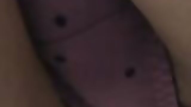 Молодая азиатка в короткой юбке засветила трусики в магазине