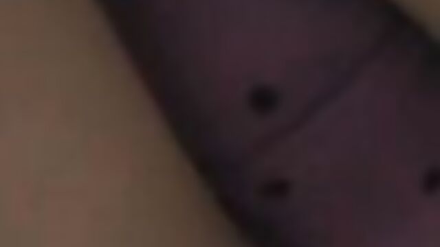 Молодая азиатка в короткой юбке засветила трусики в магазине