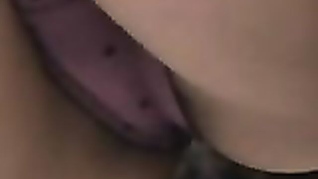 Молодая азиатка в короткой юбке засветила трусики в магазине