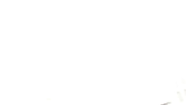 Молодая азиатка в короткой юбке засветила трусики в магазине