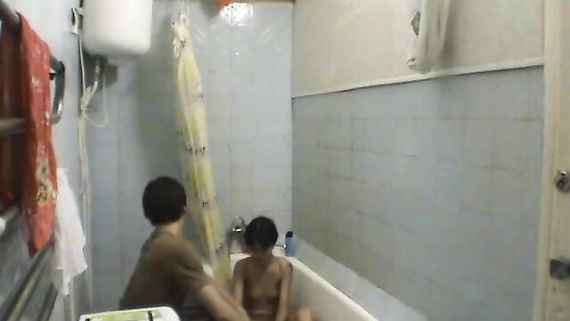 Молодые брат и сестра трахаются в ванной