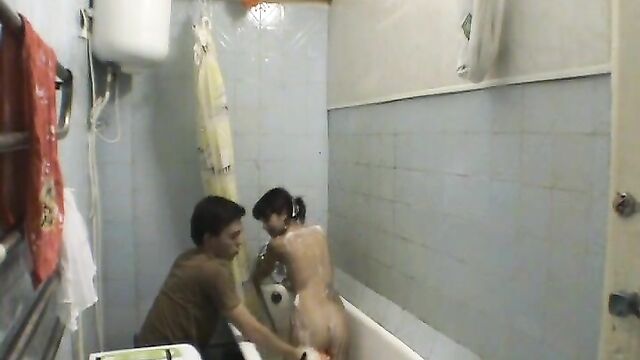 Молодые брат и сестра трахаются в ванной