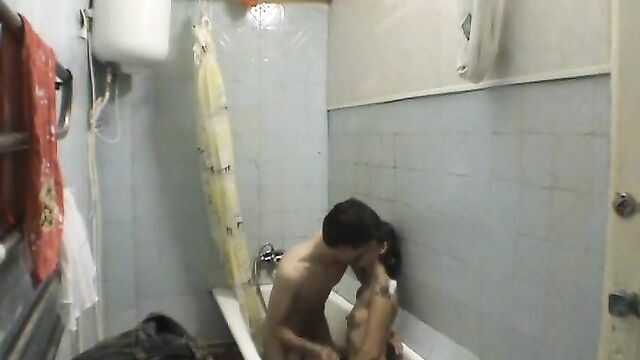 Молодые брат и сестра трахаются в ванной