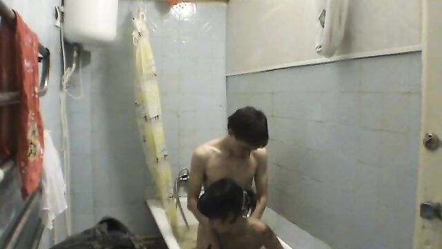 Молодые брат и сестра трахаются в ванной