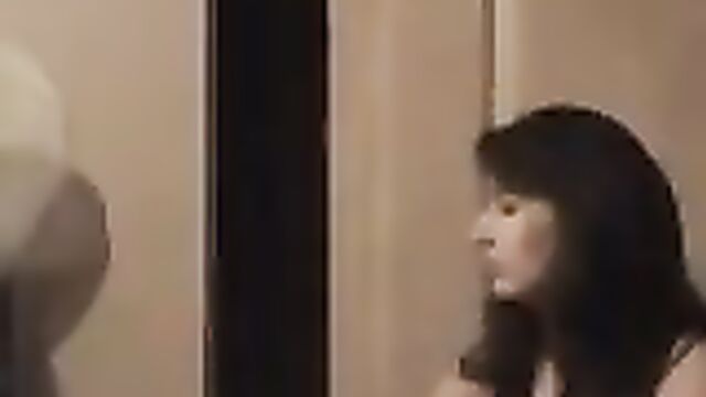 Молодая соседка переодевается и готовится ко сну