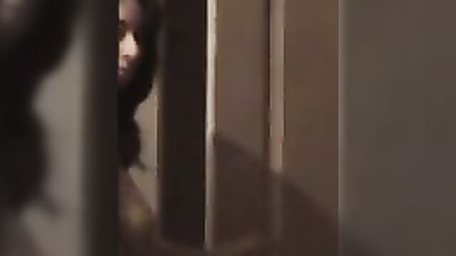 Молодая соседка переодевается и готовится ко сну
