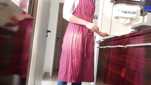 Продавщица с классной жопой эротично гуляет по магазину