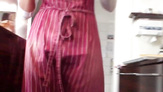 Продавщица с классной жопой эротично гуляет по магазину