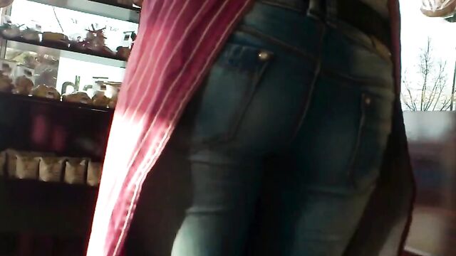 Продавщица с классной жопой эротично гуляет по магазину