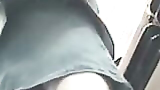 Эротичные девушки в коротких платьях и юбках едут в общественном транспорте