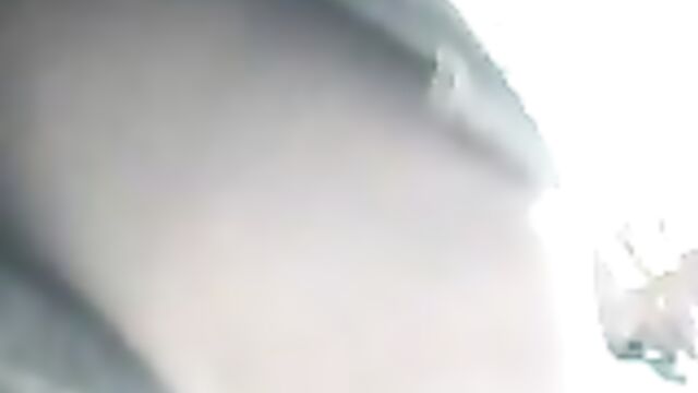 Эротичные девушки в коротких платьях и юбках едут в общественном транспорте