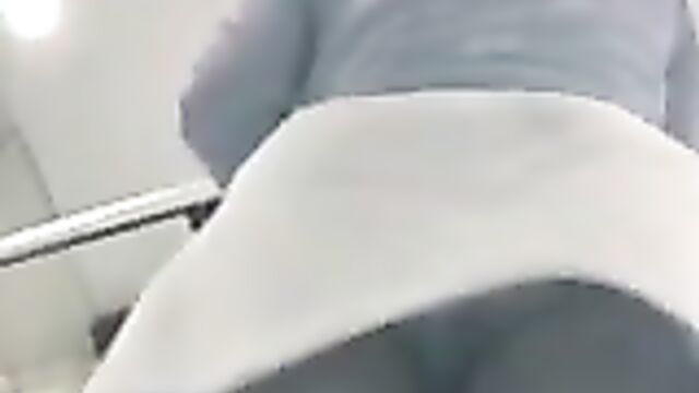 Эротичные девушки в коротких платьях и юбках едут в общественном транспорте