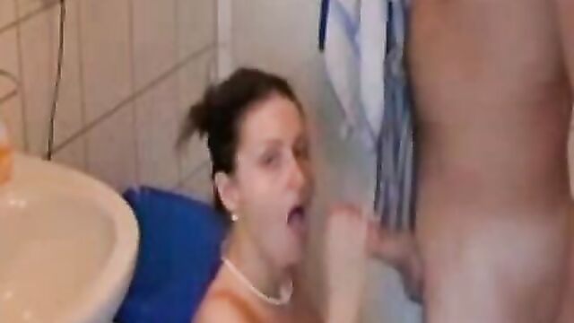 Брат уговорил сестру на отсос и секс в ванной